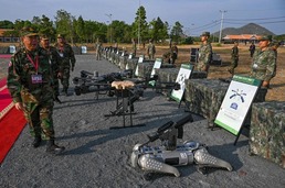 [포토]중-캄보디아 합동훈련…전투로봇, 드론 등장 