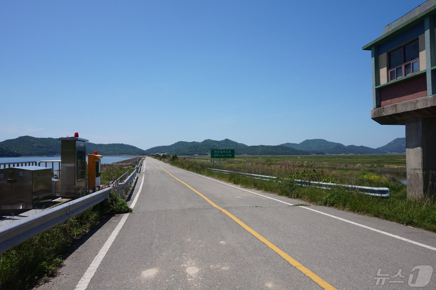 임회면 팽목리와 지산면 마사리 사이의 바다를 막아 간척지를 조성하면서 축조된 팽목방조제길. 2024.5.17./뉴스1 ⓒ News1 조영석 기자 