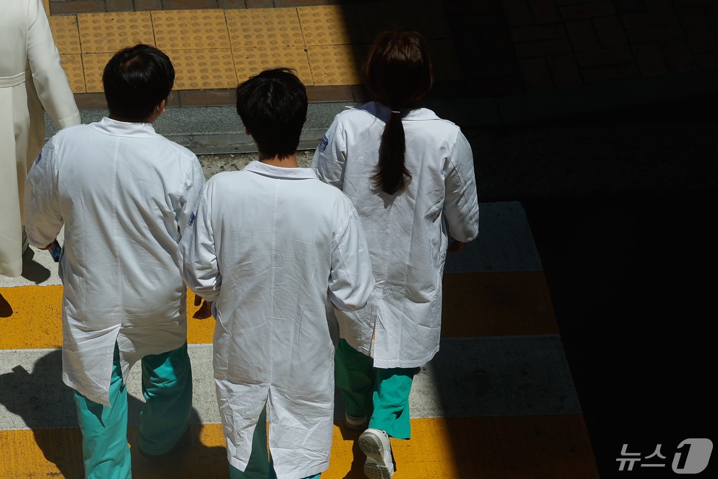 본문 이미지 - 의대 정원 2000명 증원·배분 결정 효력을 멈춰달라며 의사들이 정부를 상대로 낸 집행정지 신청 결과가 오후 5시쯤 나올 예정인 가운데 16일 오후 서울 시내 대학병원에서 의료진이 이동하고 있다. 2024.5.16/뉴스1 ⓒ News1 안은나 기자