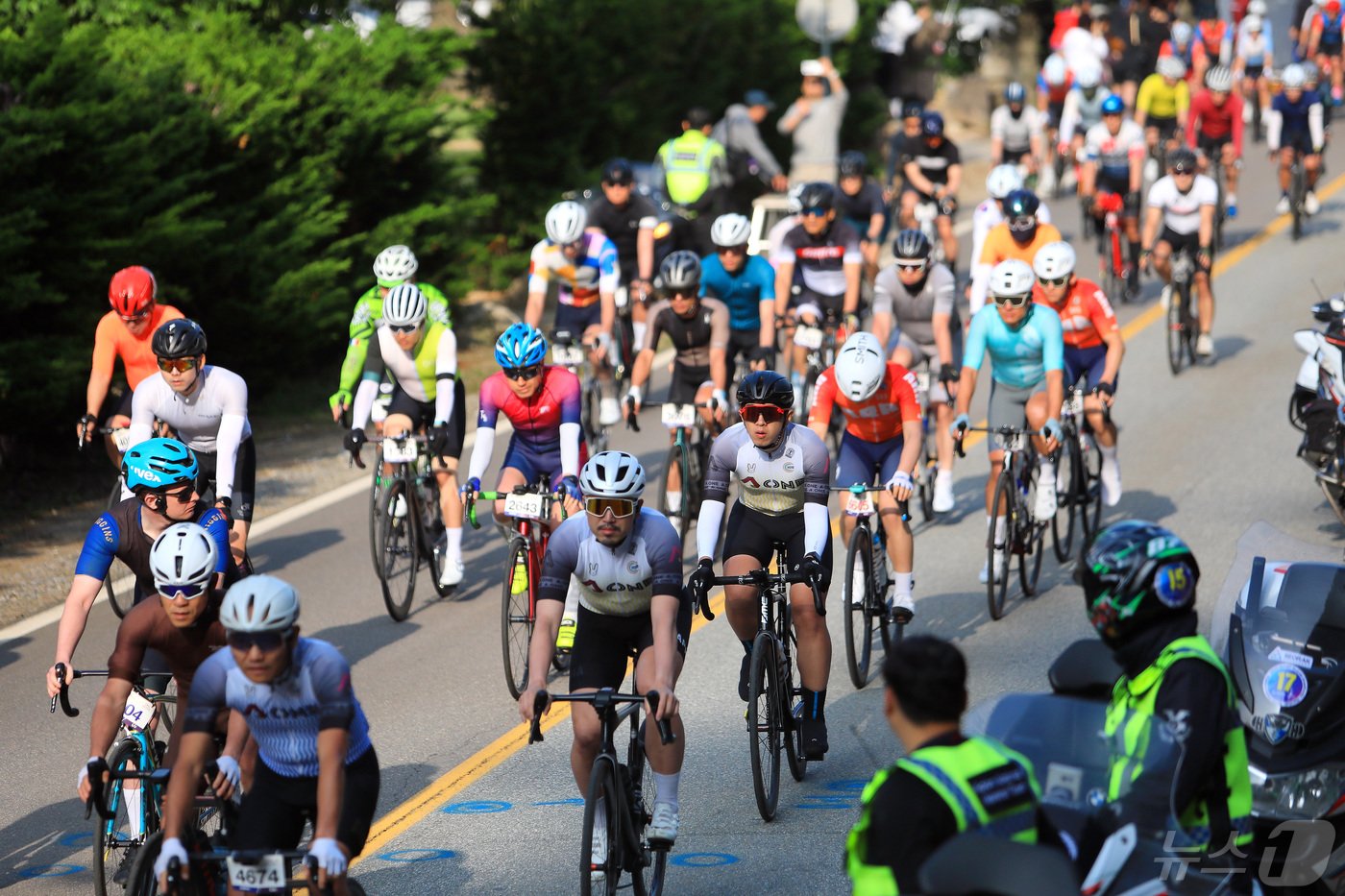 본문 이미지 - 지난해 열린 설악그란폰도 대회.(자료사진)/뉴스1