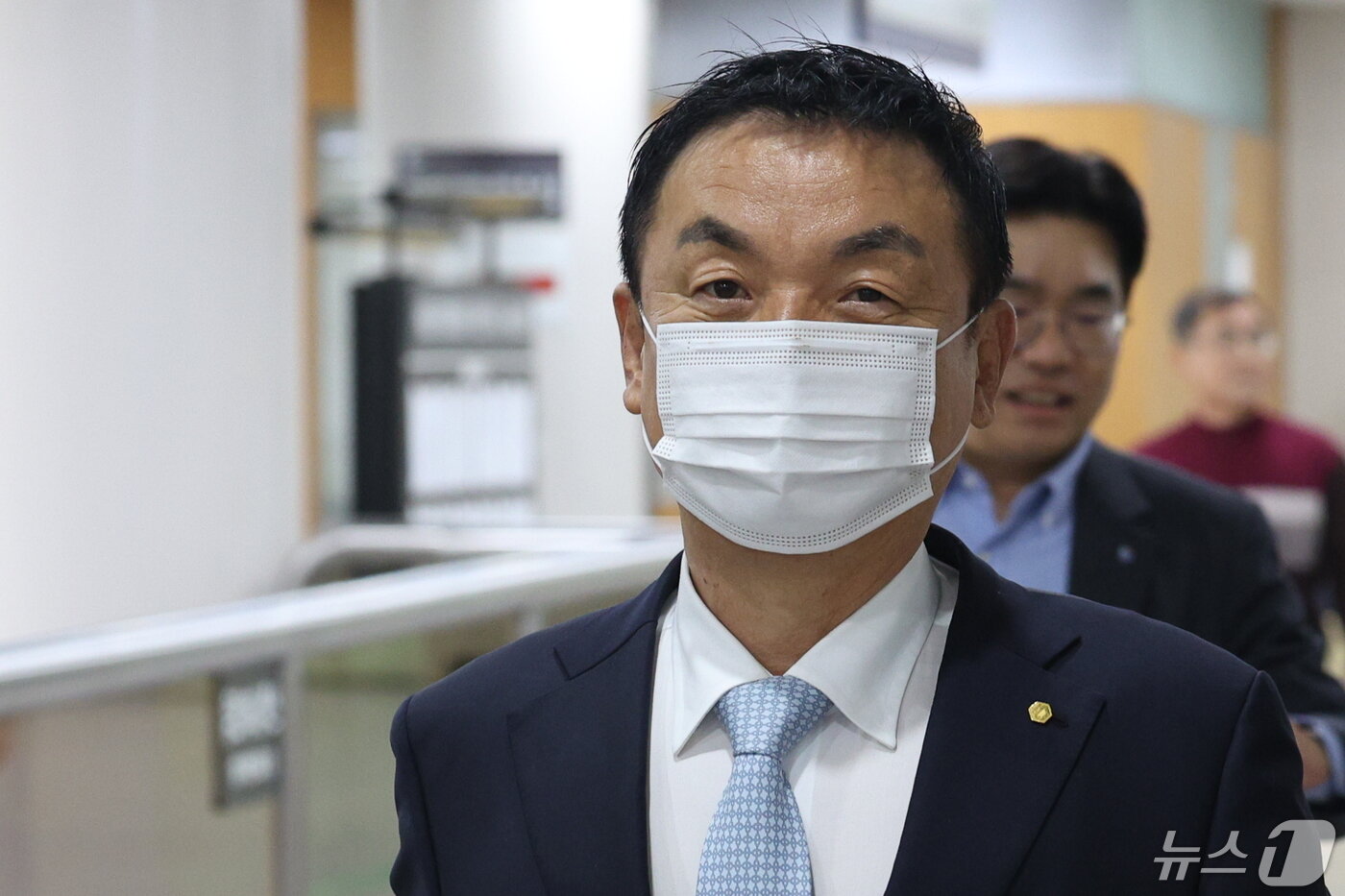 본문 이미지 - 권오수 전 도이치모터스 회장이 5월16일 오후 서울 서초구 고등법원에서 윤석열 대통령 부인 김건희 여사 연루 의혹이 제기된 도이치모터스 주가조작 사건 관련 자본시장법 위반 혐의 항소심 공판에 출석하고 있다. 2024.5.16/뉴스1 ⓒ News1 박정호 기자