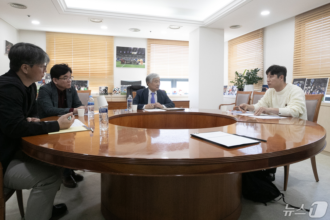 (서울=뉴스1) 이승배 기자 = 조남돈 프로축구연맹 상벌위원장이 16일 오후 서울 종로구 축구협회관에서 '물병 사태'와 관련 징계여부를 검토하는 상벌위원회를 주재하고 있다.물병 사 …