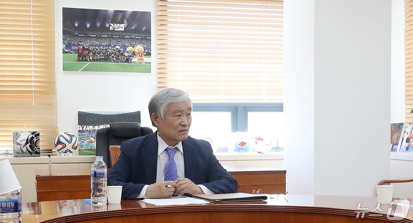 조남돈 프로축구연맹 상벌위원장이 16일 오후 서울 종로구 축구협회관에서 &#39;물병 사태&#39;와 관련 징계여부를 검토하는 상벌위원회를 주재하고 있다. 물병 사태는 지난 11일 인천축구전용경기장에서 일어났다.  2024.5.16/뉴스1 ⓒ News1 이승배 기자