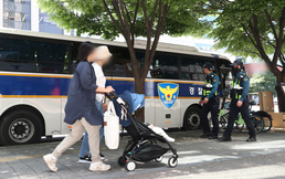 박병화 거주지 인근 순찰 도는 경찰들