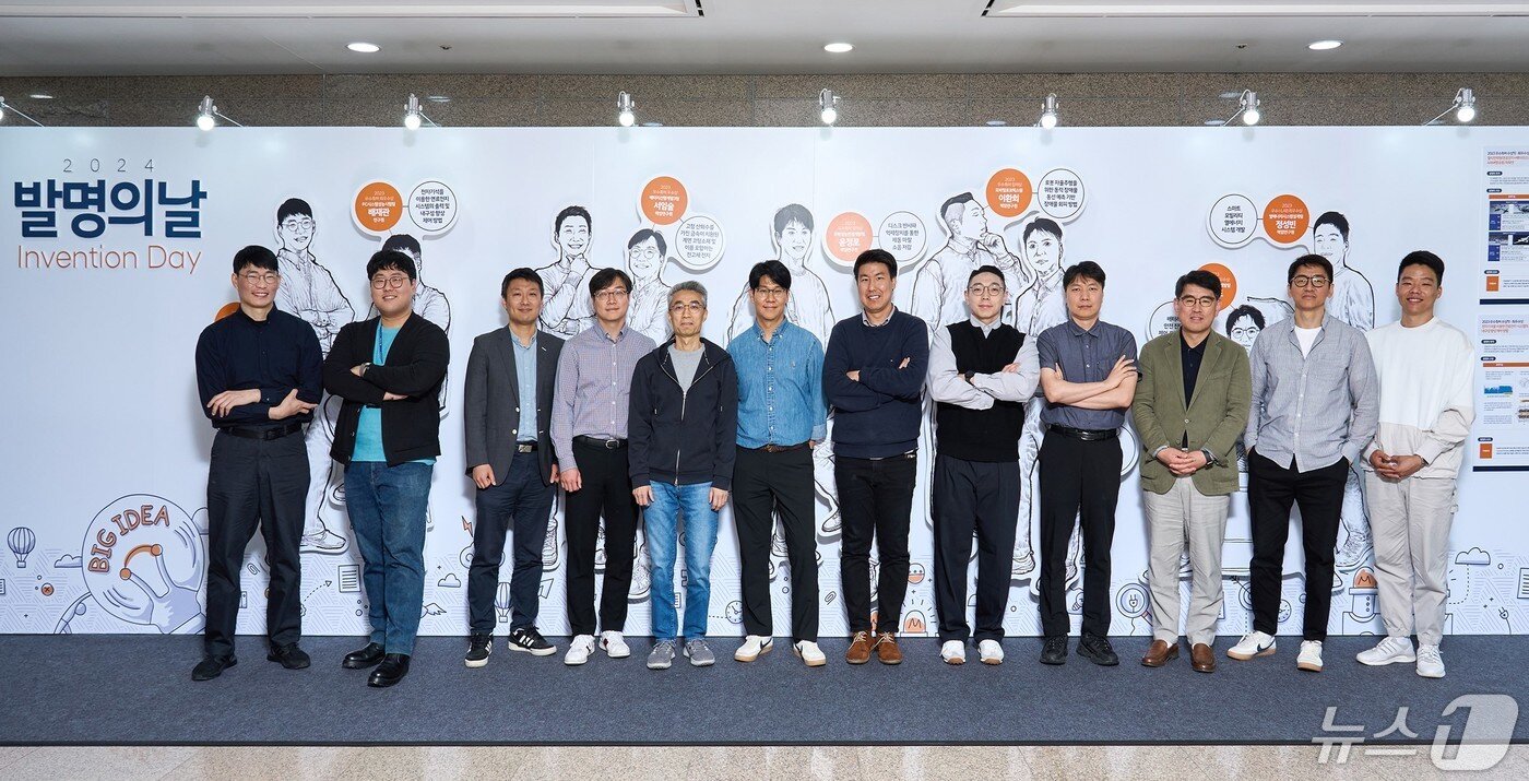 본문 이미지 - 16일 경기 화성시 남양연구소에서 열린 현대차∙기아 ‘2024 발명의 날’ 행사에서 현대차·기아 AVP본부 송창현 사장(왼쪽 다섯 번째), 현대차·기아 R&D본부 양희원 사장(오른쪽 세 번째)이 수상자들과 기념촬영을 하고 있다. (현대차기아 제공) 2024.5.16/뉴스1
