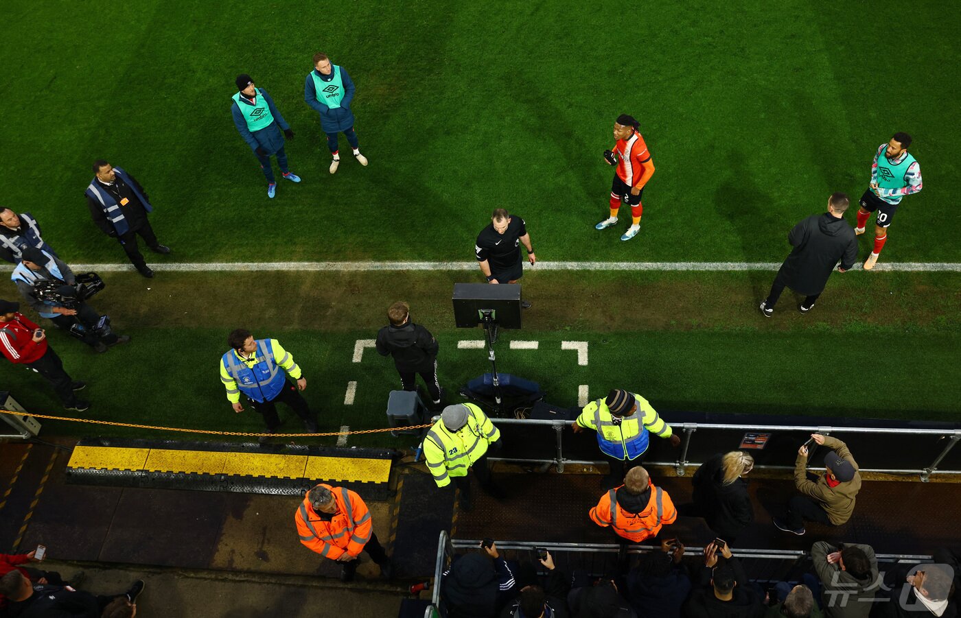 본문 이미지 - VAR로 상황을 확인하는 주심(가운데) ⓒ 로이터=뉴스1 