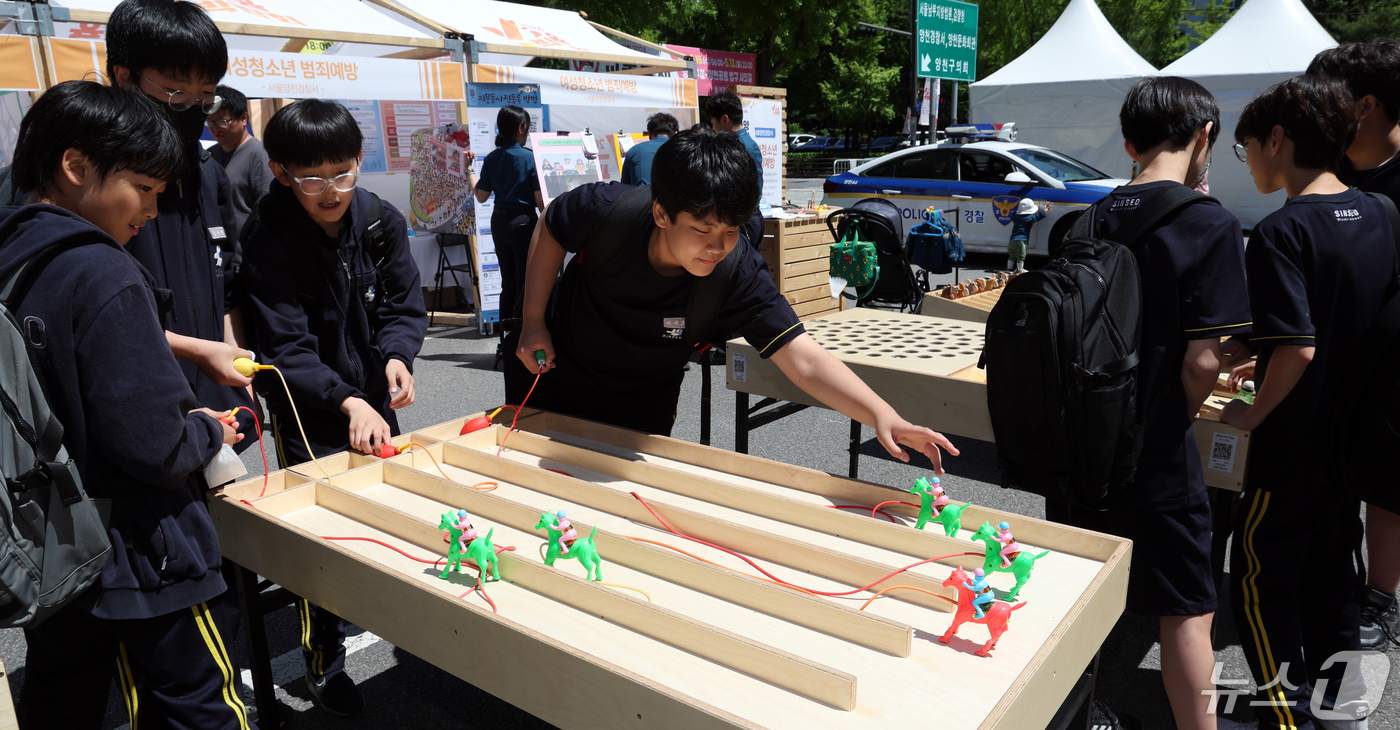 (서울=뉴스1) 김명섭 기자 = 16일 서울 양천구 양천공원에서 열린 Y교육박람회에서 아이들이 추억의 장난감 체험하고 있다.올해로 2회째를 맞는 이번 박람회는 '교실 밖 교실을 …