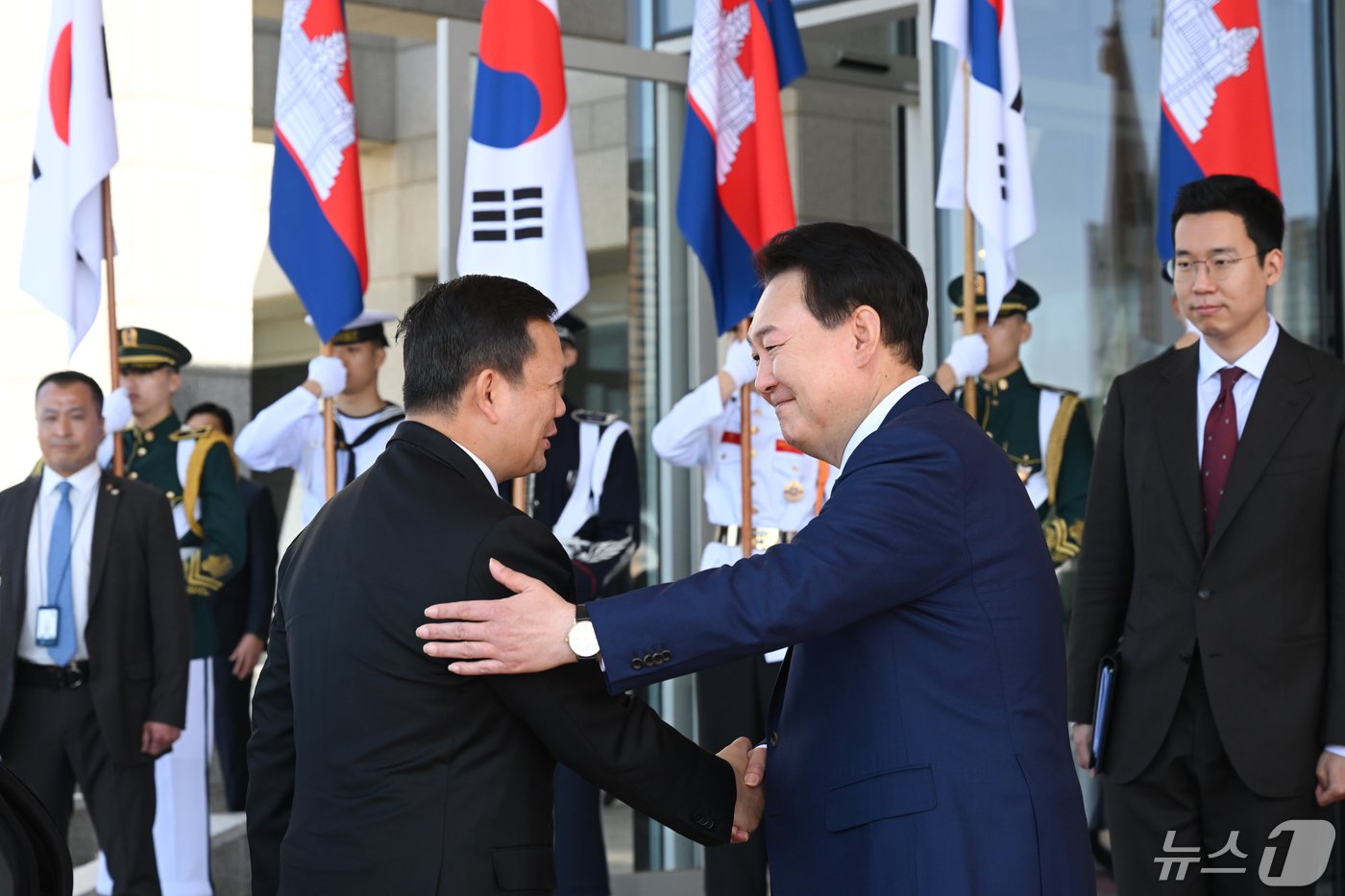 본문 이미지 - 윤석열 대통령이 16일 용산 대통령실 청사에서 열린 한·캄보디아 정상회담에 앞서 훈 마넷 캄보디아 총리를 반갑게 맞이하고 있다. (대통령실 제공) 2024.5.16/뉴스1 ⓒ News1 오대일 기자