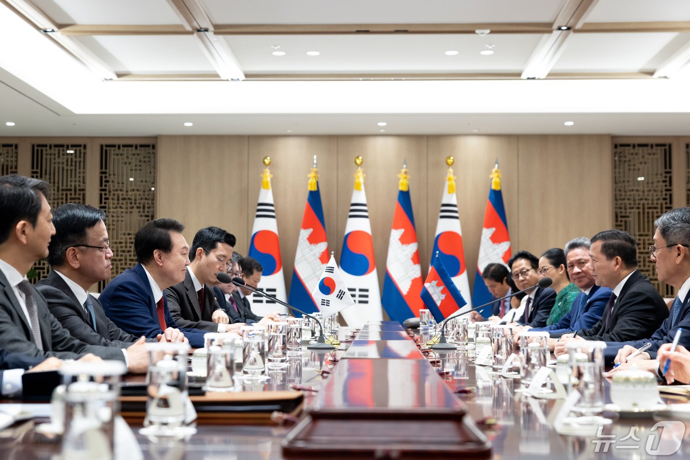 윤석열 대통령이 16일 용산 대통령실 청사에서 열린 한·캄보디아 정상회담에서 훈 마넷 캄보디아 총리와 대화하고 있다. &#40;대통령실 제공&#41; 2024.5.16/뉴스1 ⓒ News1 오대일 기자