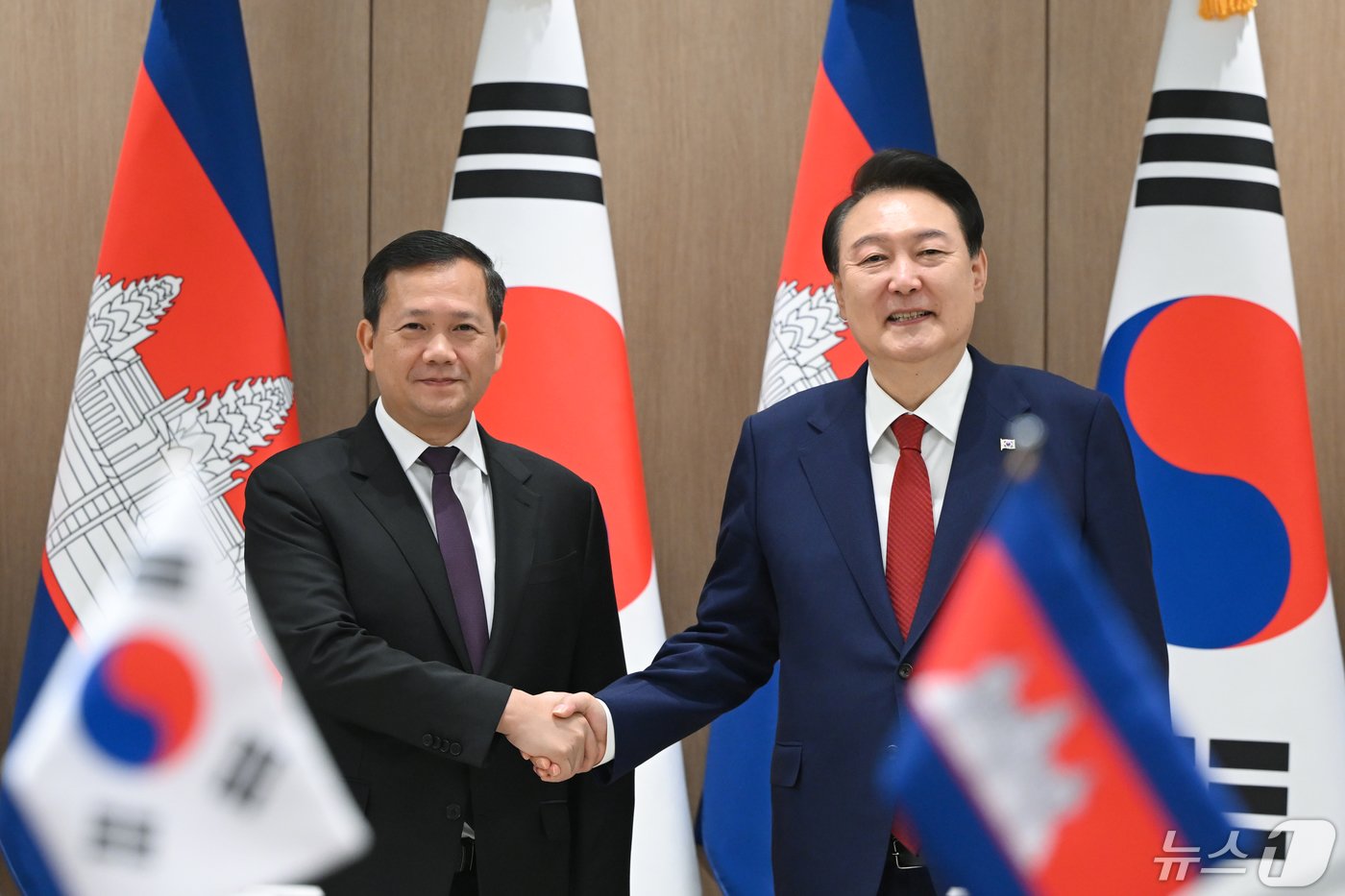본문 이미지 - 윤석열 대통령이 16일 용산 대통령실 청사에서 열린 한·캄보디아 정상회담에서 훈 마넷 캄보디아 총리와 기념촬영을 하고 있다. (대통령실 제공) 2024.5.16/뉴스1 ⓒ News1 오대일 기자