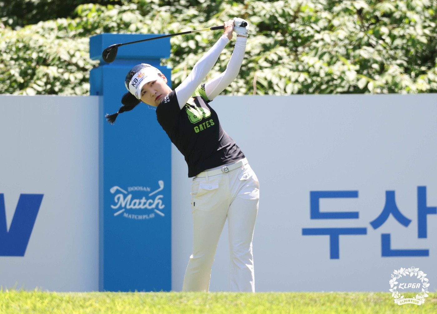 본문 이미지 - 이예원이 16일 강원 춘천 라데나CC에서 열린 '2024 두산 매치플레이' 2라운드 5번 홀에서 티샷 하고 있다. (KLPGT 제공) 2024.5.16/뉴스1