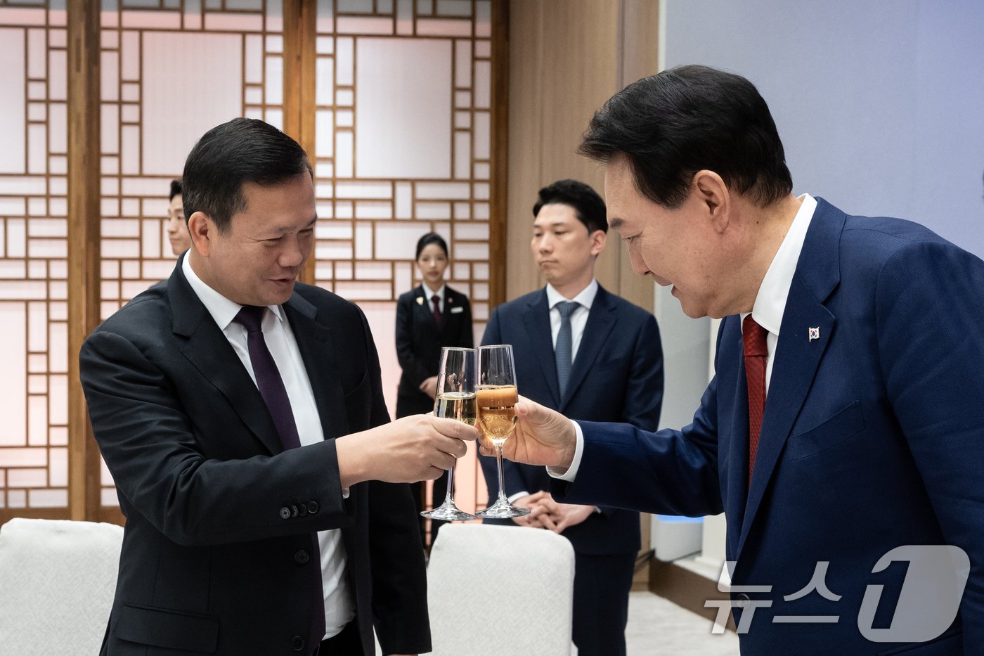 본문 이미지 - 윤석열 대통령이 16일 용산 대통령실 청사에서 열린 한·캄보디아 정상회담 공식오찬에서 훈 마넷 캄보디아 총리와 건배하고 있다. (대통령실 제공) 2024.5.16/뉴스1 ⓒ News1 오대일 기자
