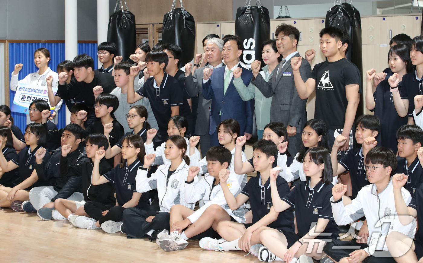 (대전=뉴스1) 김기태 기자 = 설동호 대전시교육감이 16일 대전체육중학교를 방문해 제53회 전국소년체육대회 훈련중인 선수들을 격려한 뒤 파이팅을 외치며 기념촬영 하고 있다. 20 …