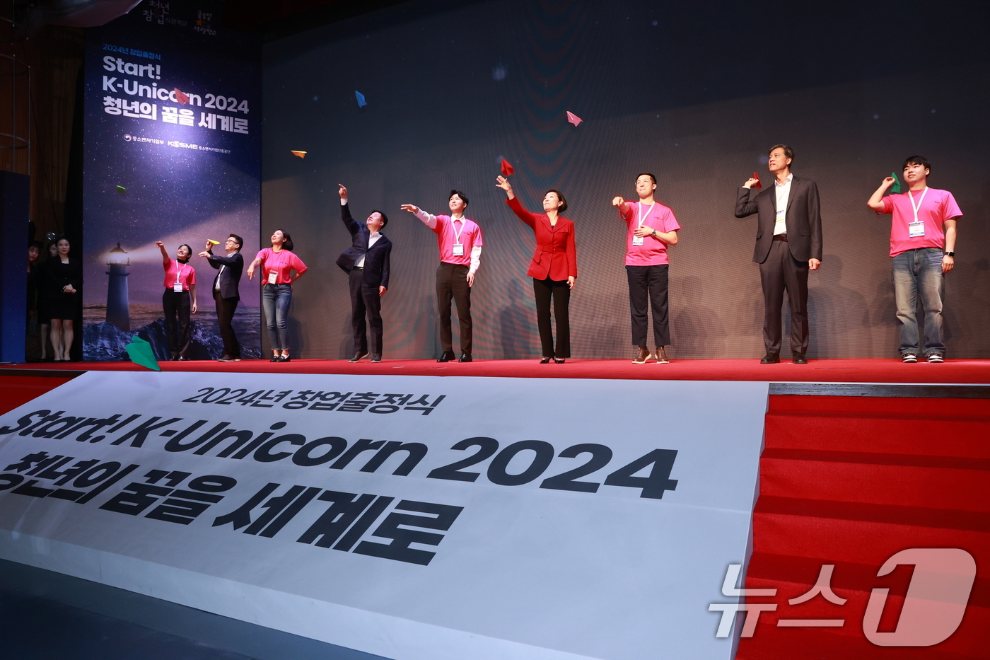 (서울=뉴스1) = 오영주 중소벤처기업부 장관이 16일 경기 안산에 위치한 청년창업사관학교 본교에서 열린 '청년창업사관학교 입학식 겸 출정식'에서 참석자들과 퍼포먼스를 하고 있다. …