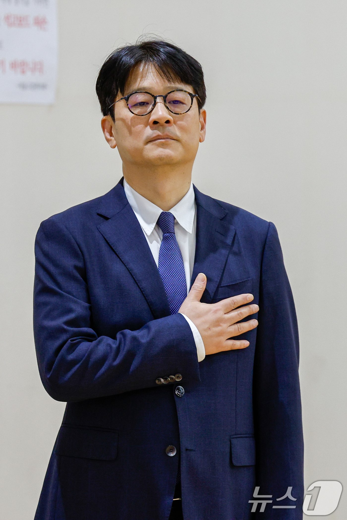 본문 이미지 - 이창수 신임 서울중앙지방검찰청 검사장이 16일 오후 서울 서초구 중앙지검에서 열린 취임식에 참석해 국기에 대한 경례를 하고 있다. 2024.5.16/뉴스1 ⓒ News1 안은나 기자