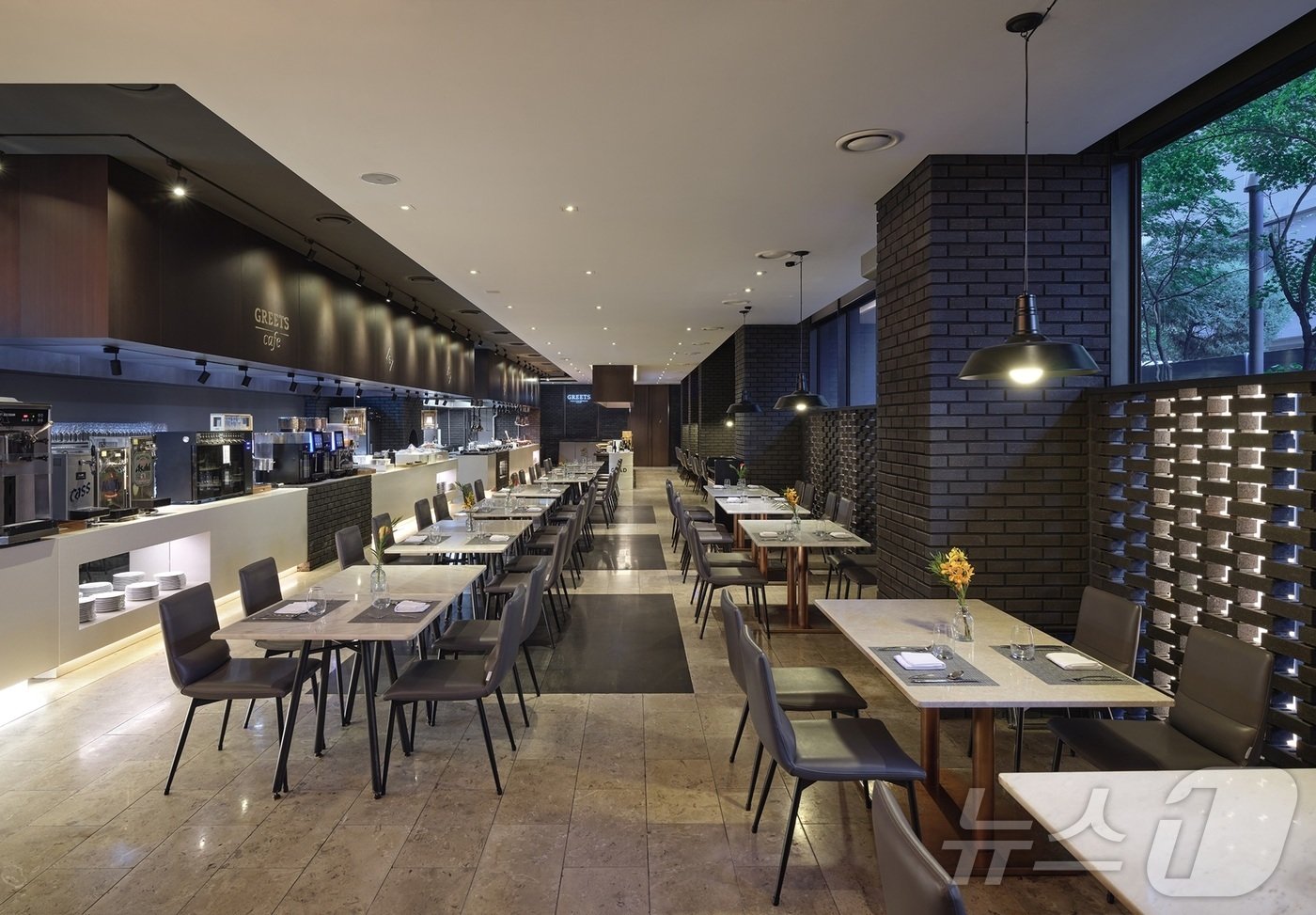 본문 이미지 - 글래드 여의도의 레스토랑 '그리츠' 전경.(글래드 호텔앤리조트 제공)