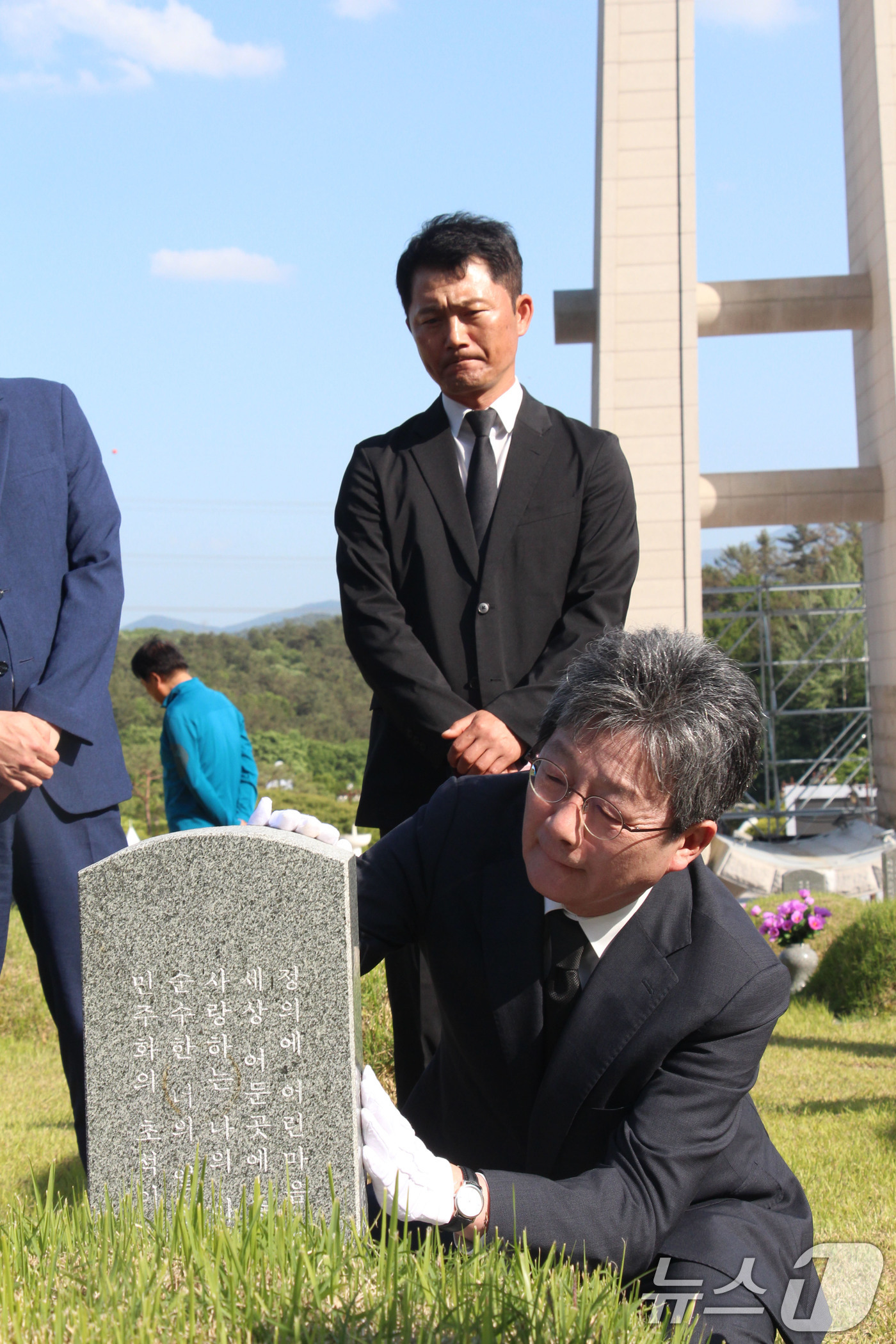 (광주=뉴스1) 박지현 기자 = 유승민 전 국민의힘 의원이 16일 오후 광주 북구 운정동 국립 5·18민주묘지를 찾아 무명열사의 묘에서 참배하고 있다. 2024.5.16/뉴스1