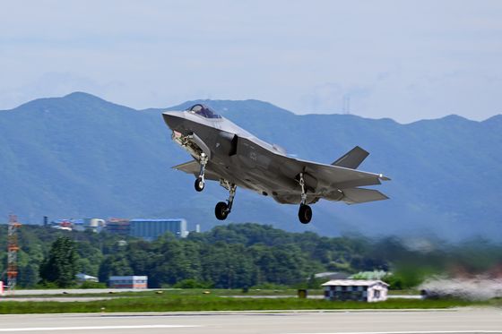 합참의장, 北도발 대비 F-35A 스텔스 전투기 즉응태세 점검