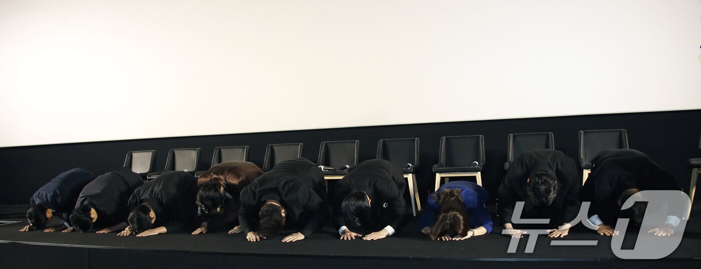 본문 이미지 - 배우 마동석을 비롯한 영화 주역들이 16일 오후 서울 강남구 메가박스 코엑스에서 열린 '범죄도시4' 흥행 감사 쇼케이스에 앞서 큰절로 감사의 마음을 전하고 있다. '범죄도시4'는 개봉 22일째인 지난 15일 오전 7시 30분(영진위 통합전산망 기준) 천만 관객을 넘어서며 한국영화 사상 최초 시리즈 트리플 천만을 기록했다. '범죄도시4'는 올해 최단기간 천만, 시리즈 최단기간 천만 돌파 기록도 세웠다. 더불어 1편부터 4편까지 통틀어 누적 관객 4천만을 기록, 한국 영화 시리즈 사상 최초 기록을 더했다. 2024.5.16/뉴스1 ⓒ News1 권현진 기자