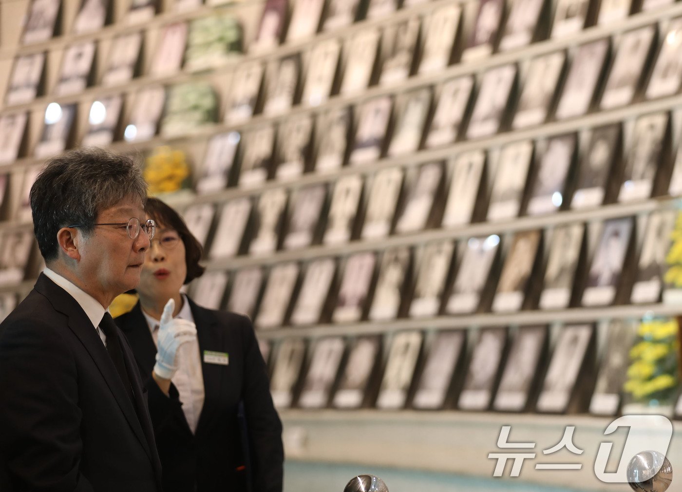 본문 이미지 - 유승민 전 국민의힘 의원이 16일 오후 광주 북구 운정동 국립 5·18민주묘지를 찾아 유영봉안소에서 5월 영령들의 사진을 바라보고 있다.2024.5.16/뉴스1 ⓒ News1 박지현 기자