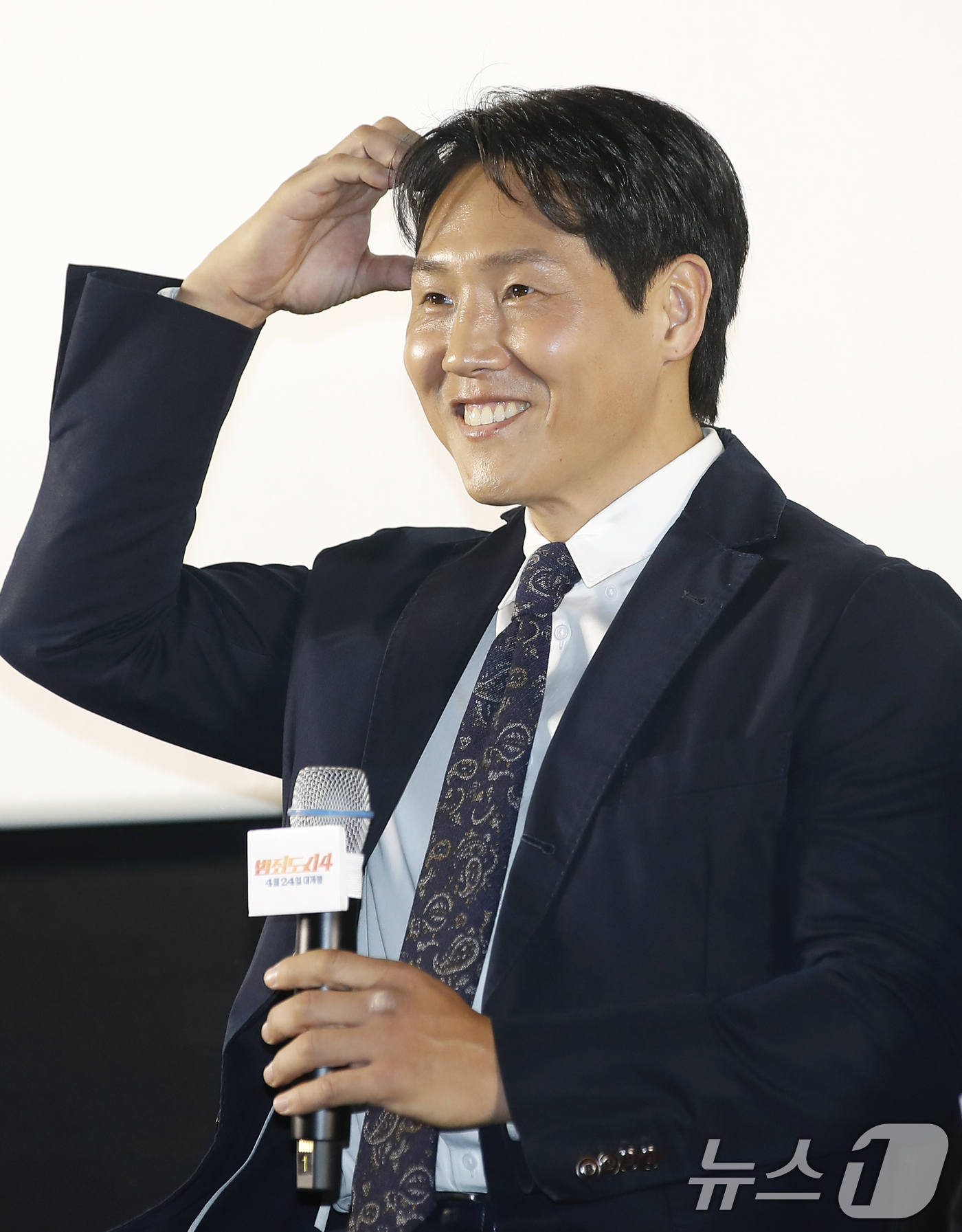 (서울=뉴스1) 권현진 기자 = 배우 김지훈이 16일 오후 서울 강남구 메가박스 코엑스에서 열린 '범죄도시4' 흥행 감사 쇼케이스에서 두개골 하트를 그리고 있다.'범죄도시4'는 개 …