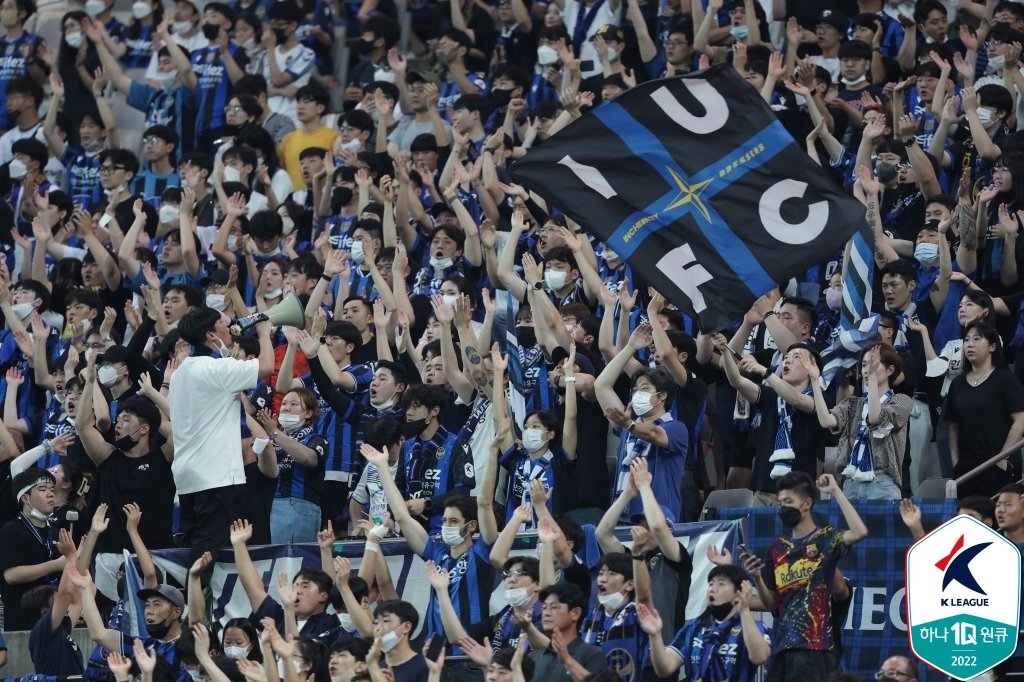 본문 이미지 - 인천 유나이티드를 응원하는 팬들(한국프로축구연맹 제공) 