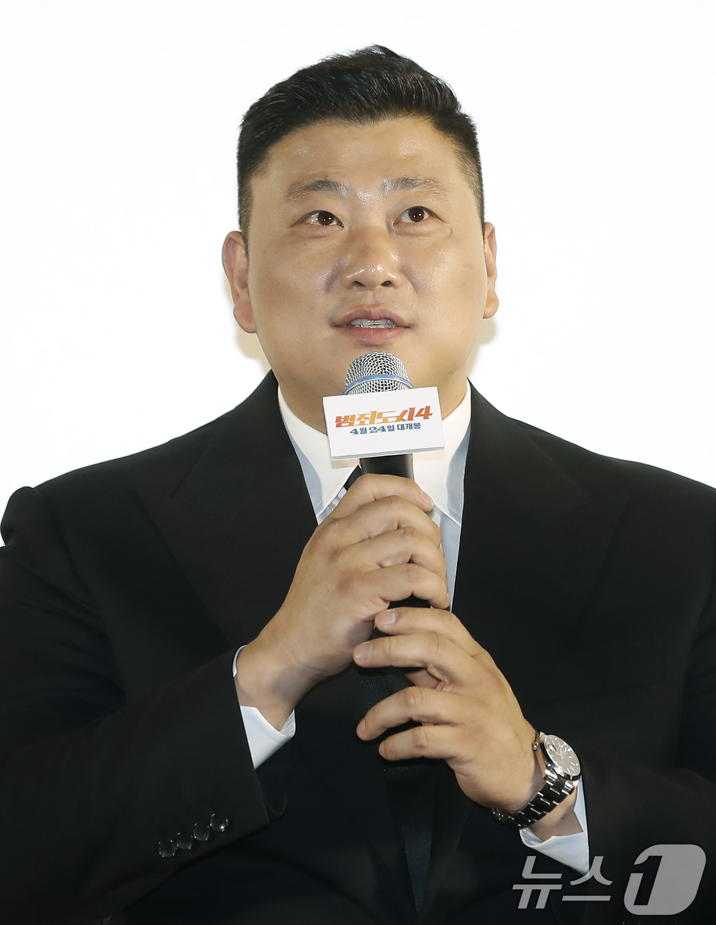 (서울=뉴스1) 권현진 기자 = 허명행 감독이 16일 오후 서울 강남구 메가박스 코엑스에서 열린 '범죄도시4' 흥행 감사 쇼케이스에서 인사말을 하고 있다.'범죄도시4'는 개봉 22 …