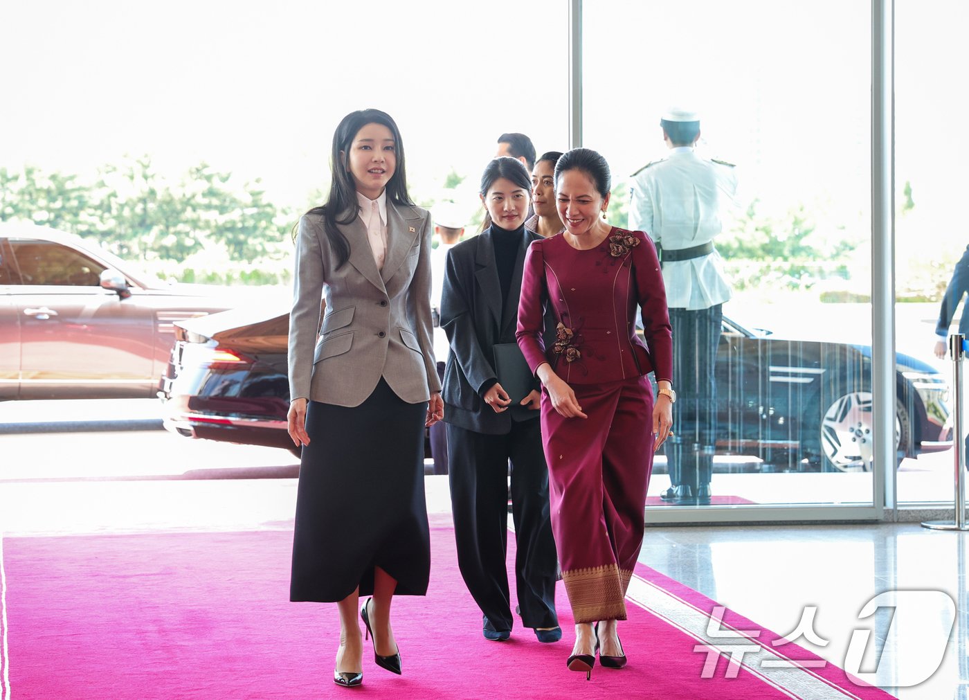 본문 이미지 - 윤석열 대통령 부인 김건희 여사가 16일 용산 대통령실 청사에서 열린 한·캄보디아 정상회담에 앞서 뺏 짠모니(Pich Chanmony) 캄보디아 총리 배우자와 함께 청사로 들어서고 있다. 김 여사가 공식 석상에 등장한 것은 지난해 12월 윤 대통령의 네덜란드 국빈 방문 귀국 행사 후 153일 만이다. (대통령실 제공) 2024.5.16/뉴스1 ⓒ News1 오대일 기자