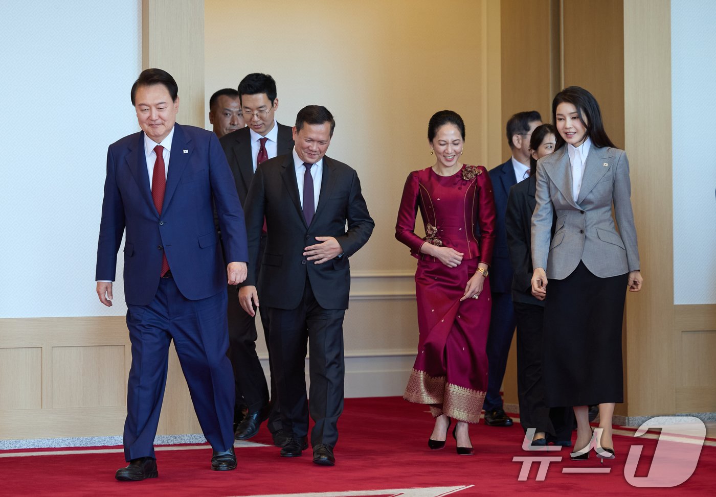 본문 이미지 - 윤석열 대통령과 김건희 여사가 16일 용산 대통령실 청사에서 열린 한·캄보디아 정상회담 공식오찬을 마친 후 훈 마넷 캄보디아 총리, 뺏 짠모니 총리 배우자와 함께 퇴장하고 있다. (대통령실 제공) 2024.5.16/뉴스1 ⓒ News1 오대일 기자
