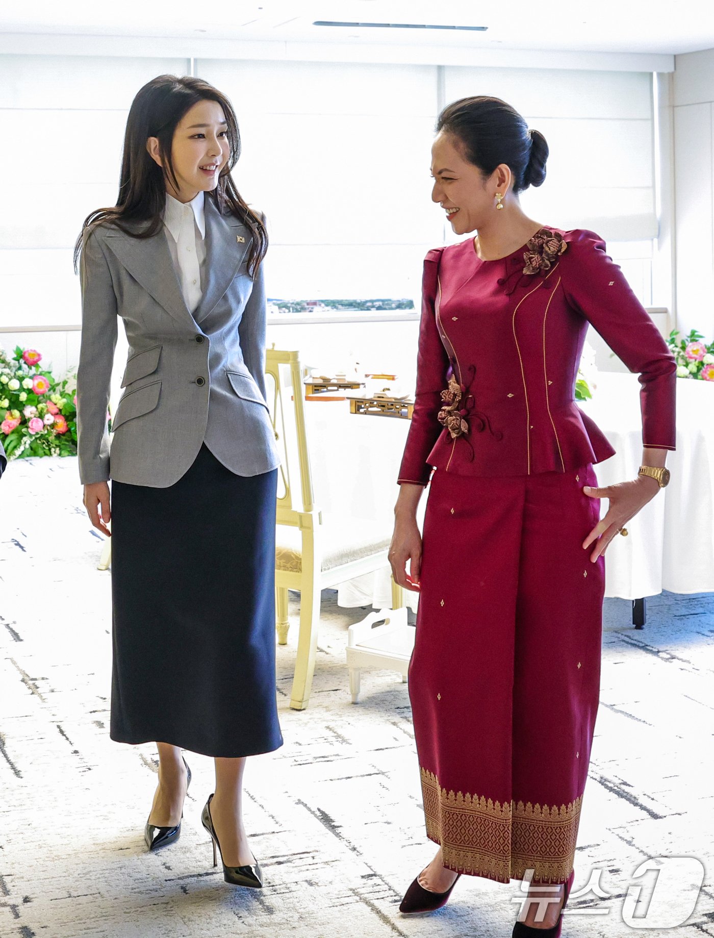본문 이미지 - 윤석열 대통령 부인 김건희 여사가 16일 용산 대통령실 청사에서 열린 한·캄보디아 정상회담에 앞서 뺏 짠모니(Pich Chanmony) 캄보디아 총리 배우자와 환담 후 이동하며 각 나라의 전통의상에 대해 이야기를 나누고 있다. 김 여사가 공식 석상에 등장한 것은 지난해 12월 윤 대통령의 네덜란드 국빈 방문 귀국 행사 후 153일 만이다. (대통령실 제공) 2024.5.16/뉴스1 ⓒ News1 오대일 기자