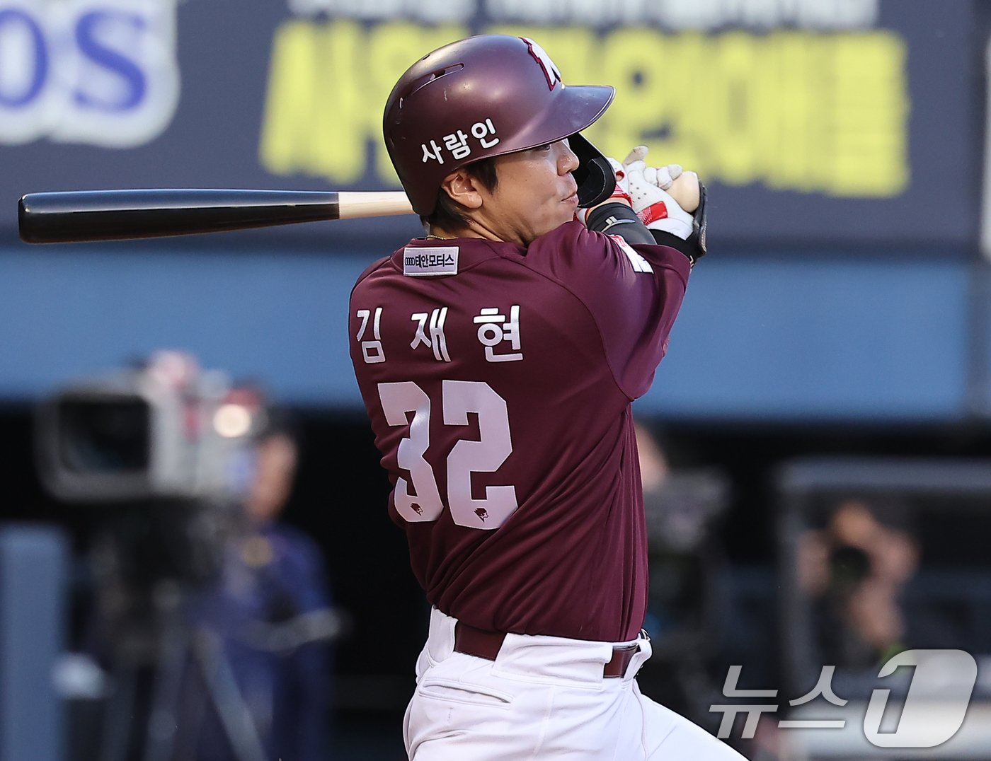 본문 이미지 - 16일 오후 서울 송파구 잠실야구장에서 열린 프로야구 '2024 신한 SOL 뱅크 KBO리그' 키움 히어로즈와 LG 트윈스의 경기, 키움 김재현이 2회초 2사 1,2루에서 적시타를 치고 있다. 2024.5.10/뉴스1 ⓒ News1 김진환 기자