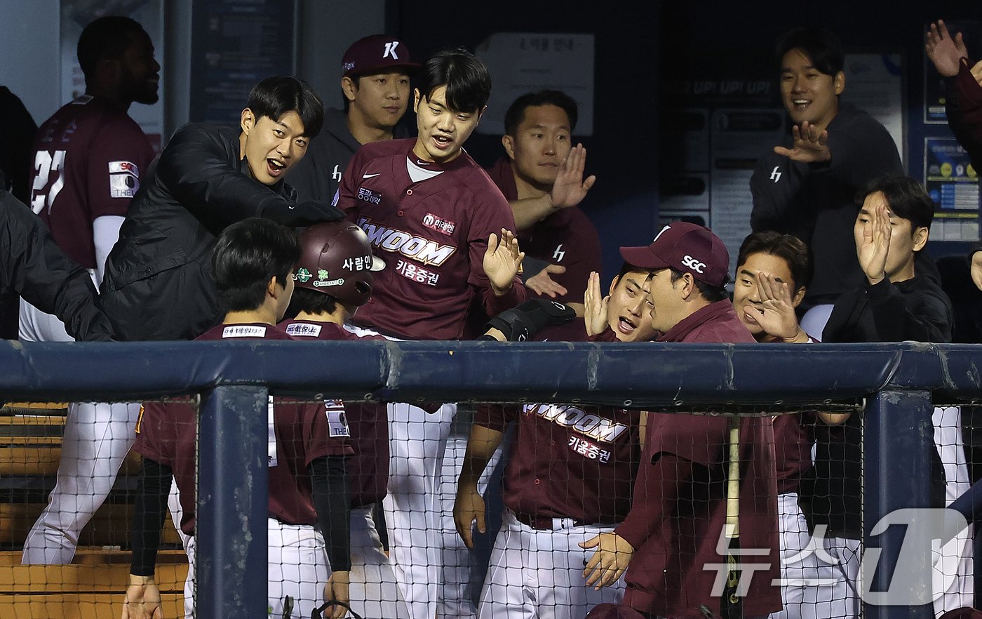 16일 오후 서울 송파구 잠실야구장에서 열린 프로야구 &#39;2024 신한 SOL 뱅크 KBO리그&#39; 키움 히어로즈와 LG 트윈스의 경기 4회초 2사 1,3루 상황에서 키움 김혜성이 고영우의 적시타에 힘입어 득점에 성공한 뒤 더그아웃에서 동료들의 축하를 받고 있다. 2024.5.10/뉴스1 ⓒ News1 김진환 기자