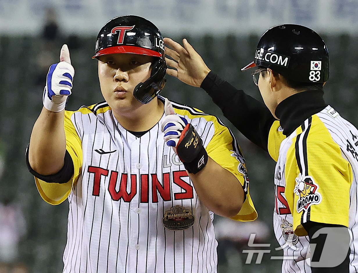 본문 이미지 - 16일 오후 서울 송파구 잠실야구장에서 열린 프로야구 '2024 신한 SOL 뱅크 KBO리그' 키움 히어로즈와 LG 트윈스의 경기, 5회말 1사 상황에서 LG 김범석이 안타를 친 뒤 세리머니를 하고 있다. 2024.5.10/뉴스1 ⓒ News1 김진환 기자