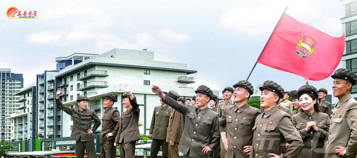 (평양 노동신문=뉴스1) = 북한 노동당 기관지 노동신문은 17일 평양에 새로 조성한 전위거리 건설 성과에 대해 "위대한 김정은시대를 빛내이는 자랑스러운 청춘대기념비"라고 선전했다 …
