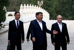 [사진] 산책하며 대화하는 푸틴 대통령과 시진핑 주석