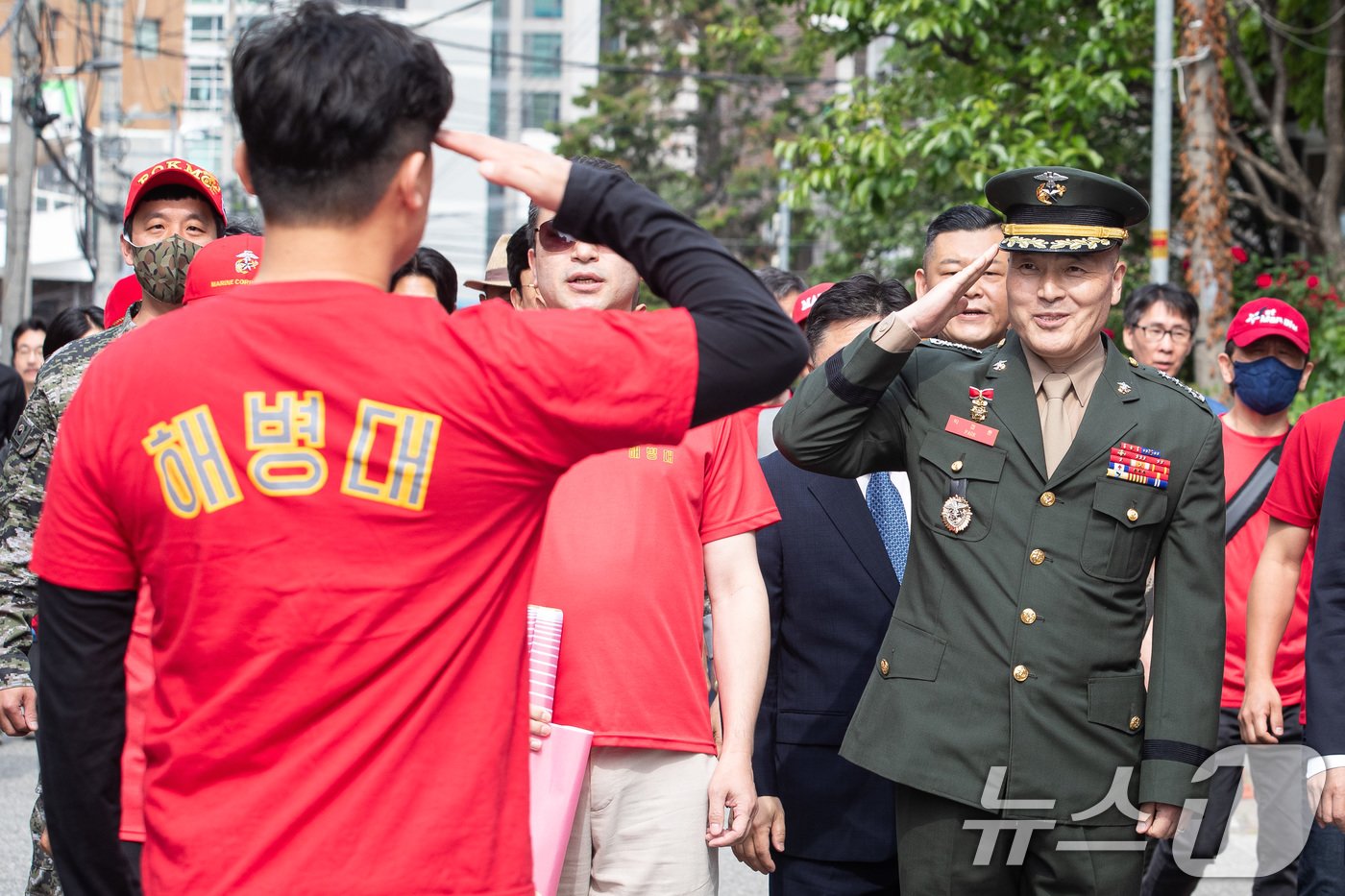 지난해 여름 집중호우 피해자 수색 중 순직한 고&#40;故&#41; 채모 상병 사고 초동조사를 맡았던 박정훈 전 해병대 수사단장&#40;대령&#41;이 17일 서울 중앙지역군사법원에서 열린 박 대령의 항명 등 혐의에 관한 4차 공판에 출석하며 함께 근무했던 후배의 경례를 받고 있다. 2024.5.17/뉴스1 ⓒ News1 유승관 기자