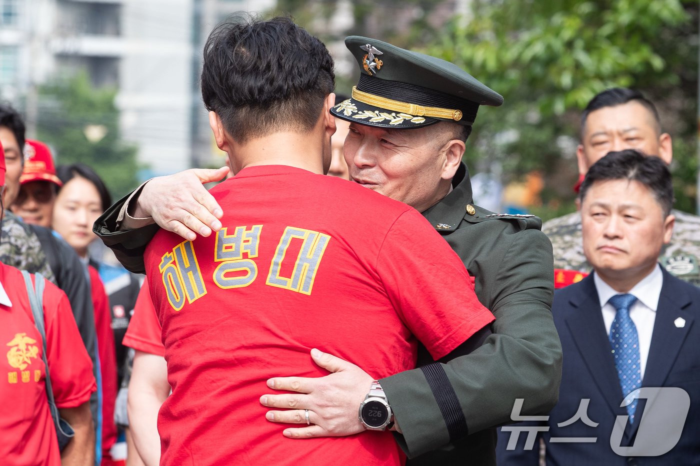 지난해 여름 집중호우 피해자 수색 중 순직한 고&#40;故&#41; 채모 상병 사고 초동조사를 맡았던 박정훈 전 해병대 수사단장&#40;대령&#41;이 17일 서울 중앙지역군사법원에서 열린 박 대령의 항명 등 혐의에 관한 4차 공판에 출석하며 함께 근무했던 후배의 응원에 서로 포옹하고 있다. 2024.5.17/뉴스1 ⓒ News1 유승관 기자