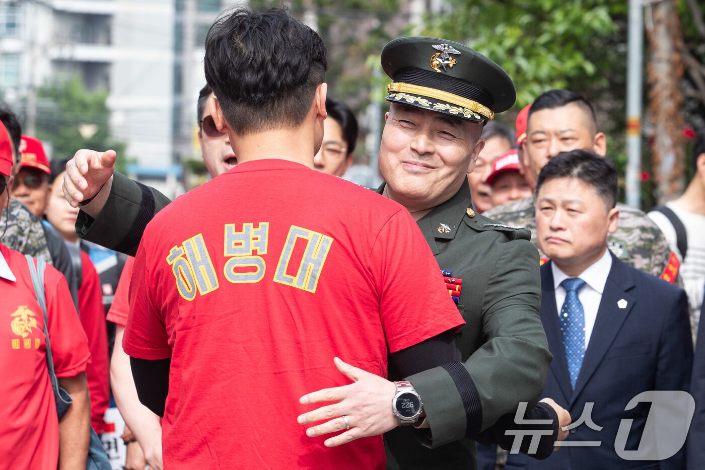 본문 이미지 - 지난해 여름 집중호우 피해자 수색 중 순직한 고(故) 채모 상병 사고 초동조사를 맡았던 박정훈 전 해병대 수사단장(대령)이 17일 서울 중앙지역군사법원에서 열린 박 대령의 항명 등 혐의에 관한 4차 공판에 출석하며 함께 근무했던 후배의 응원에 서로 포옹하고 있다. 2024.5.17/뉴스1 ⓒ News1 유승관 기자
