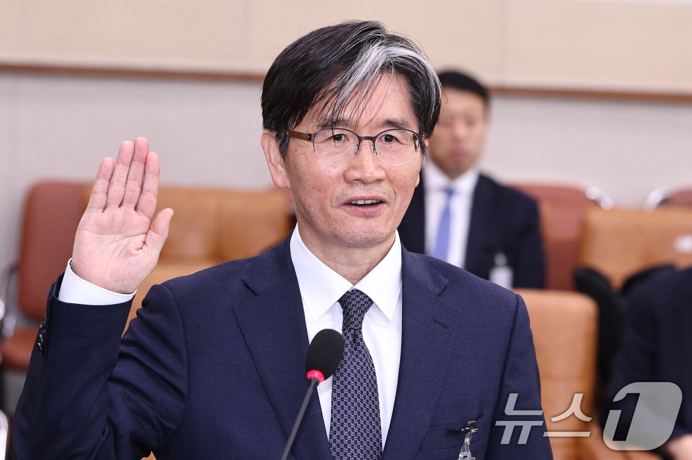 본문 이미지 - 오동운 고위공직자범죄수사처장 후보가 17일 오전 서울 여의도 국회에서 열린 법제사법위원회의 인사청문회에서 선서를 하고 있다. 2024.5.17/뉴스1 ⓒ News1 구윤성 기자