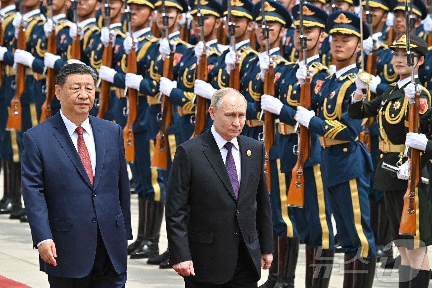 본문 이미지 - 중국을 국빈 방문 중인 블라디미르 푸틴 러시아 대통령이 5월 16일 베이징 톈안먼 광장의 인민대회당에서 열린 환영식 중 시진핑 국가주석과 의장대를 사열하고 있다. 2024.05.17 ⓒ AFP=뉴스1 ⓒ News1 우동명 기자