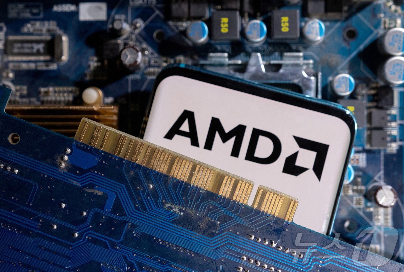 본문 이미지 - 제2의 엔비디아로 불리는 AMD 로고. ⓒ 로이터=뉴스1 ⓒ News1 박형기 기자