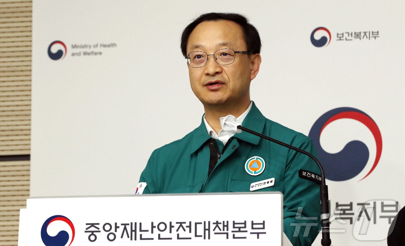 본문 이미지 - 전병왕 중앙재난안전대책본부 제1통제관(보건복지부 보건의료정책실장)이 17일 오전 세종시 정부세종청사에서 의사 집단행동 중앙재난안전대책본부 브리핑을 하고 있다.2024.5.17/뉴스1 ⓒ News1 김기남 기자