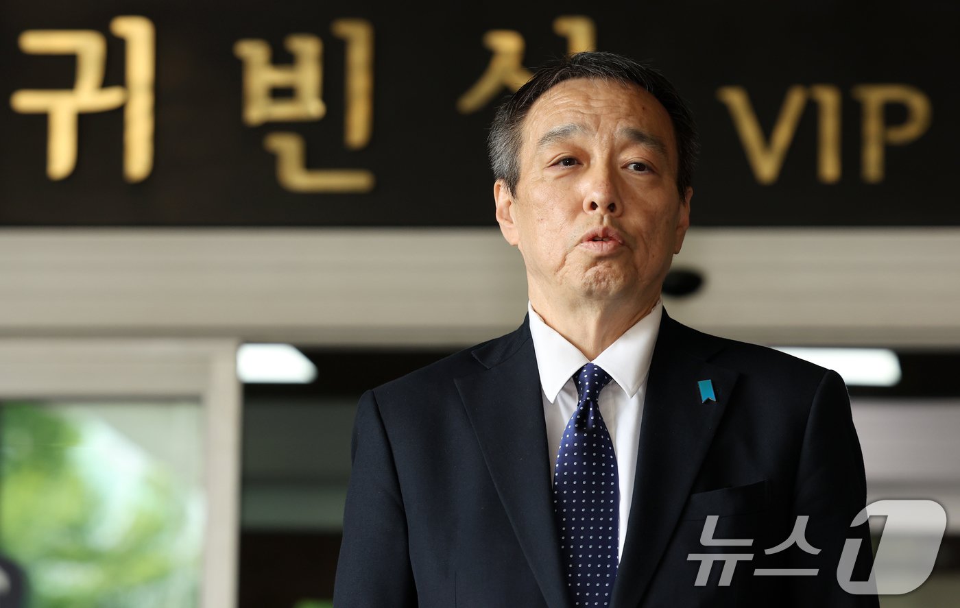 본문 이미지 - 미즈시마 고이치 신임 주한 일본대사가 17일 서울 강서구 김포공항에서 입국하며 부임 소감을 밝히고 있다. 2024.5.17/뉴스1 ⓒ News1 김명섭 기자