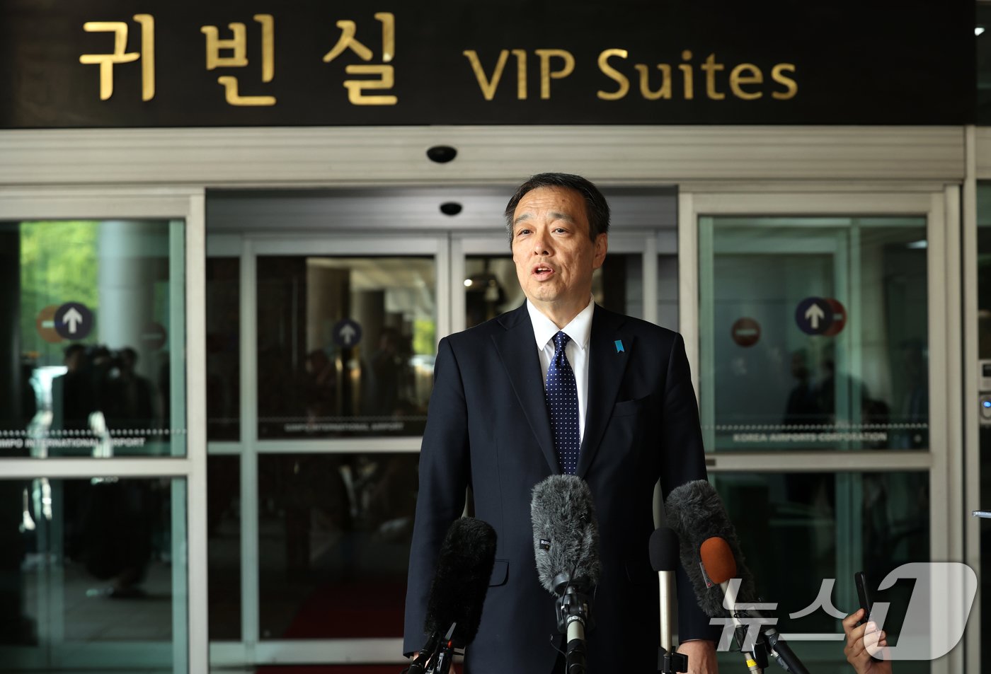 본문 이미지 - 미즈시마 고이치 신임 주한 일본대사가 17일 서울 강서구 김포공항에서 입국하며 부임 소감을 밝히고 있다. 2024.5.17/뉴스1 ⓒ News1 김명섭 기자