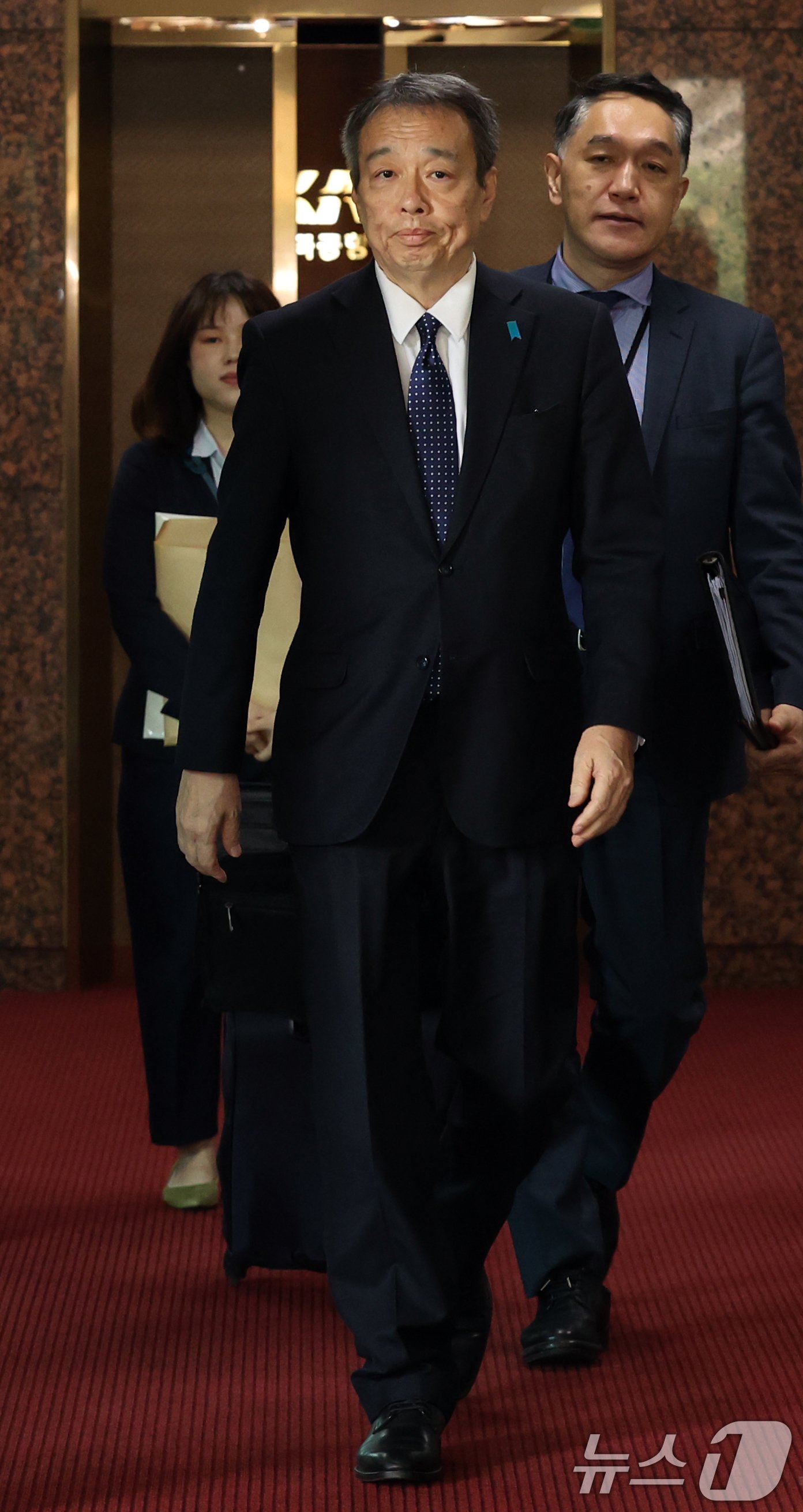 본문 이미지 - 미즈시마 고이치 신임 주한 일본대사가 17일 서울 강서구 김포공항으로 입국하고 있다. 2024.5.17/뉴스1 ⓒ News1 김명섭 기자