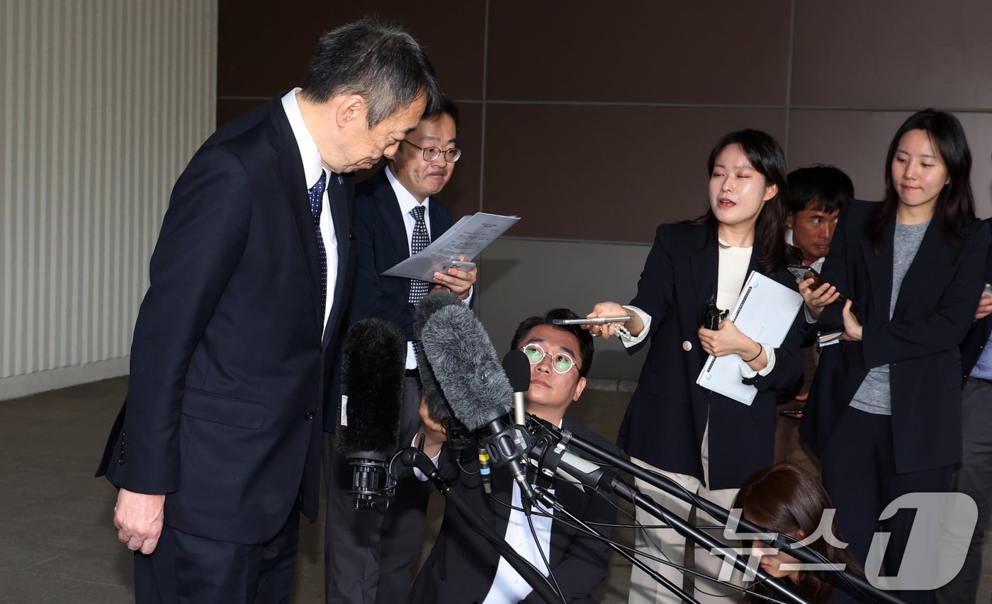 미즈시마 고이치 신임 주한 일본대사가 17일 서울 강서구 김포공항에서 입국하며 부임 소감을 밝히고 인사하고 있다. 2024.5.17/뉴스1 ⓒ News1 김명섭 기자