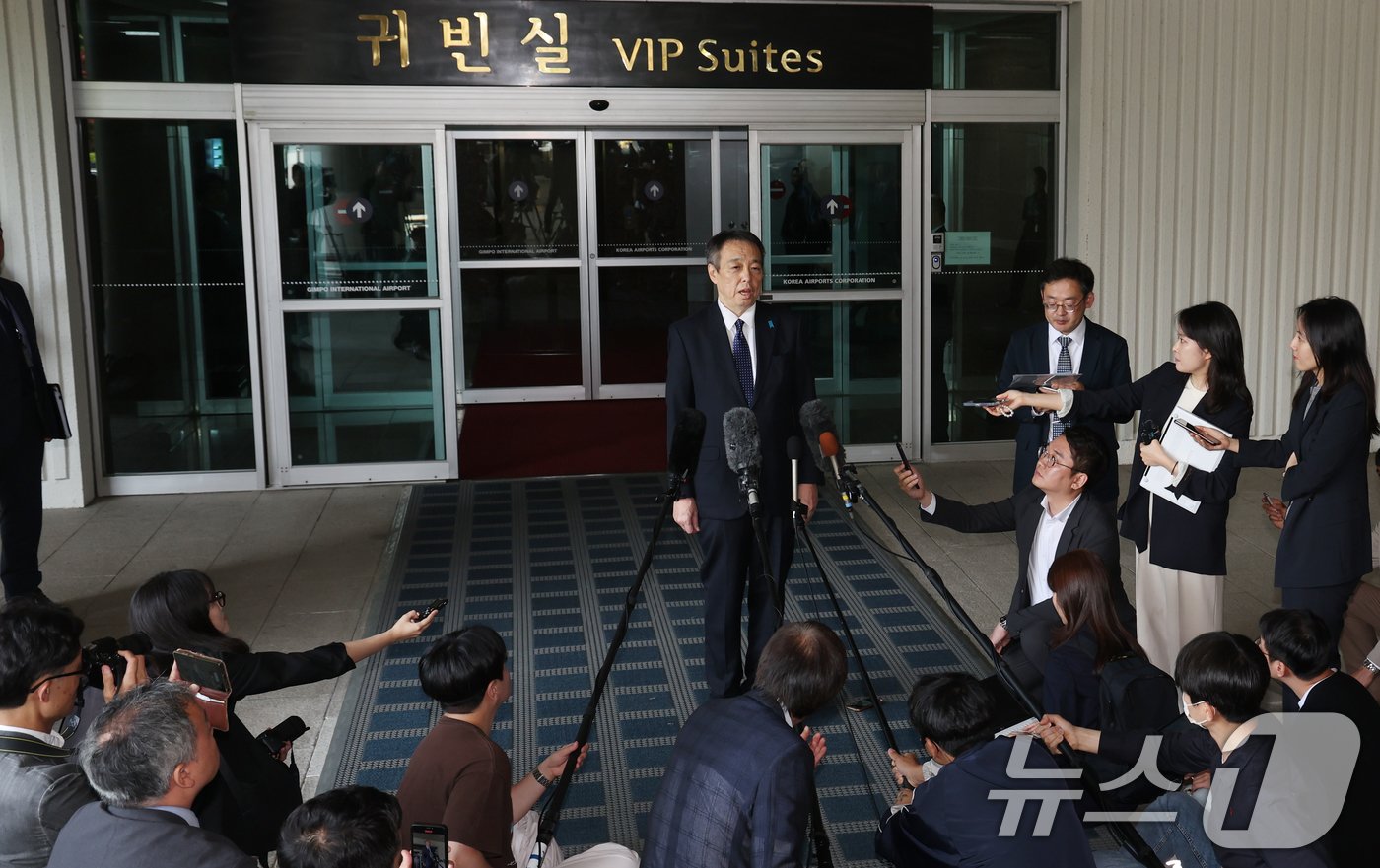 본문 이미지 - 미즈시마 고이치 신임 주한 일본대사가 17일 서울 강서구 김포공항에서 입국하며 부임 소감을 밝히고 있다. 2024.5.17/뉴스1 ⓒ News1 김명섭 기자