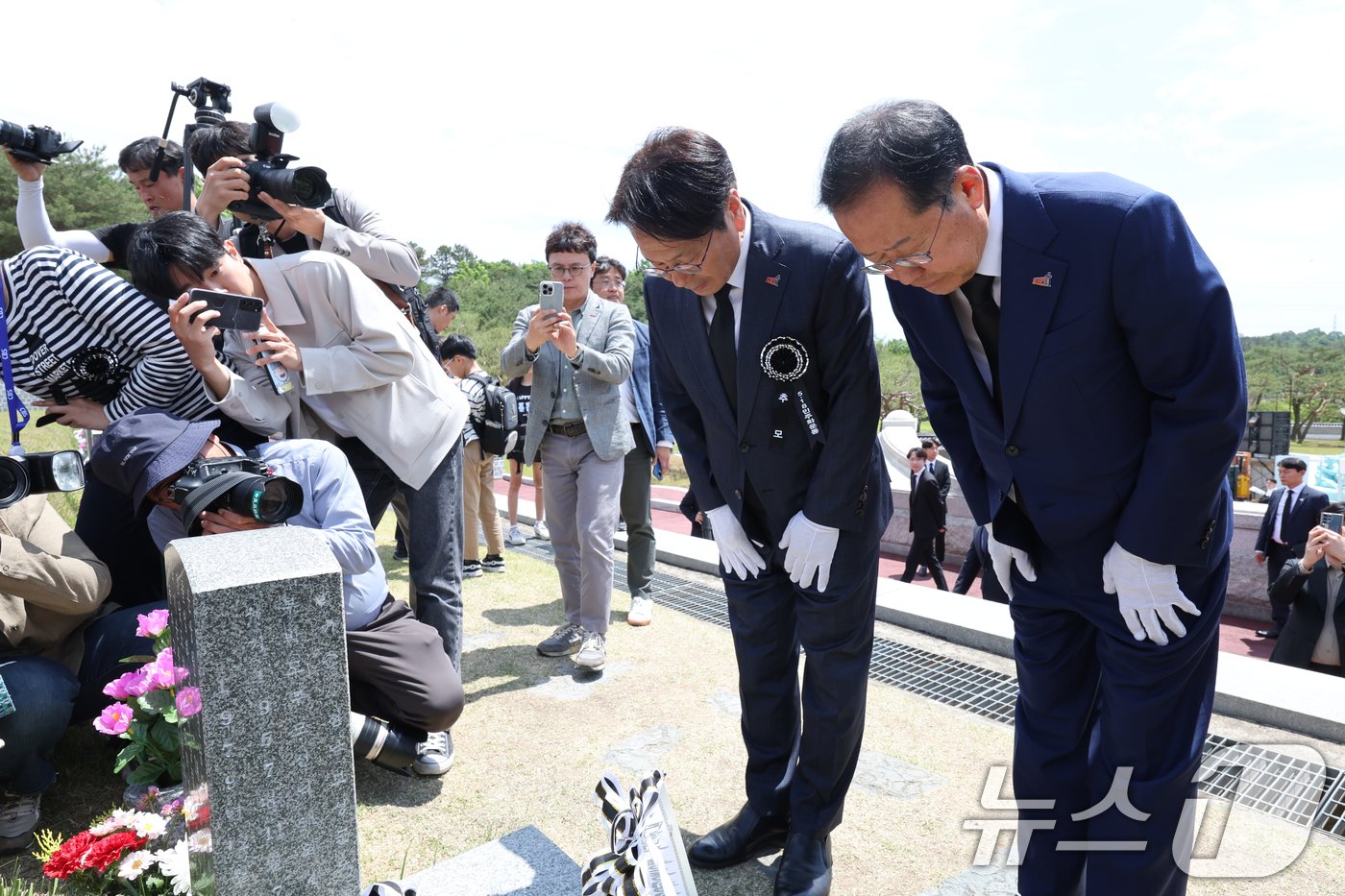 홍준표 대구시장이 강기정 광주시장과 함께 제44주년 5·18민주화운동을 하루 앞둔 17일 광주 북구 운정동 국립5·18민주묘지 참배하고 윤상원열사 묘앞에서 절하고 있다.2024.5.17/뉴스1 ⓒ News1 김태성 기자