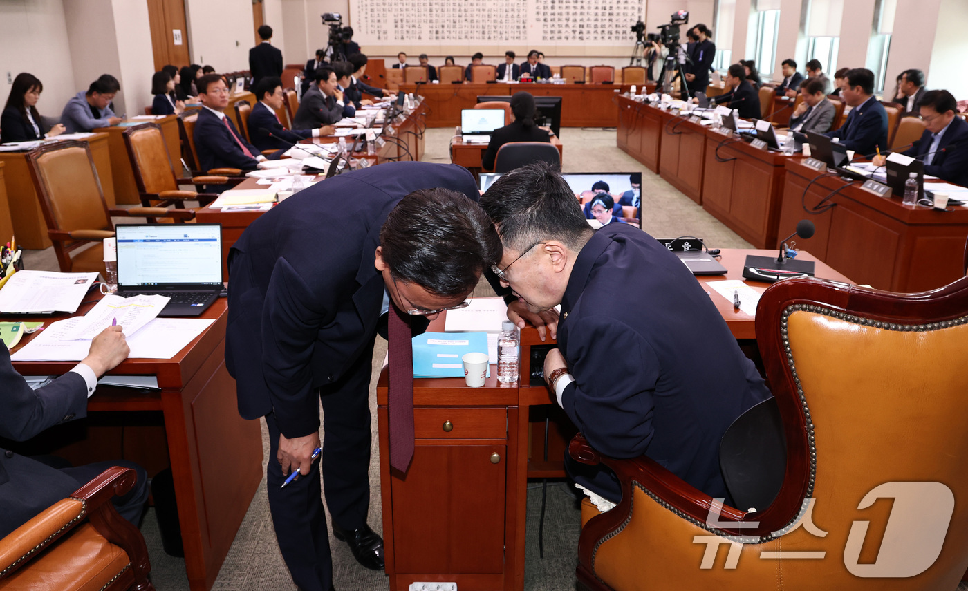 (서울=뉴스1) 구윤성 기자 = 국회 법제사법위원회 간사인 소병철 더불어민주당 의원과 국민의힘 유상범 의원이 17일 오전 서울 여의도 국회에서 열린 오동운 고위공직자범죄수사처장 후 …