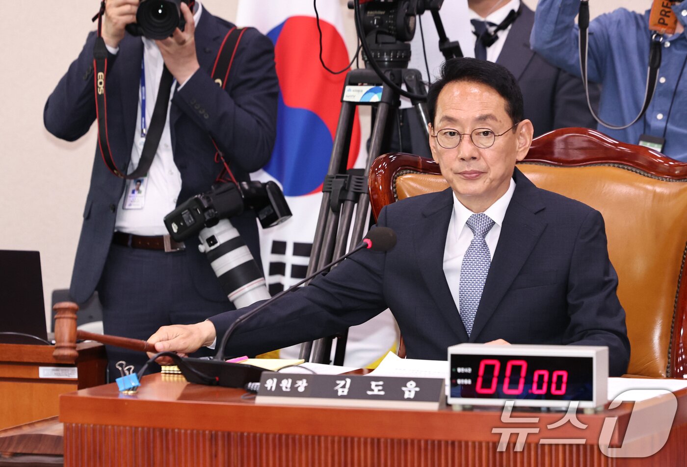 본문 이미지 - 김도읍 국민의힘 의원이 국회 법제사법위원장 당시 의사봉을 두드리는 모습. 2024.5.17/뉴스1 ⓒ News1 구윤성 기자